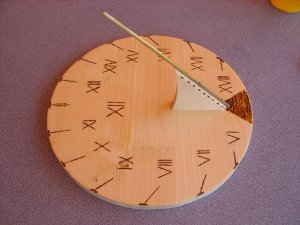 Sončna ura iz smreke